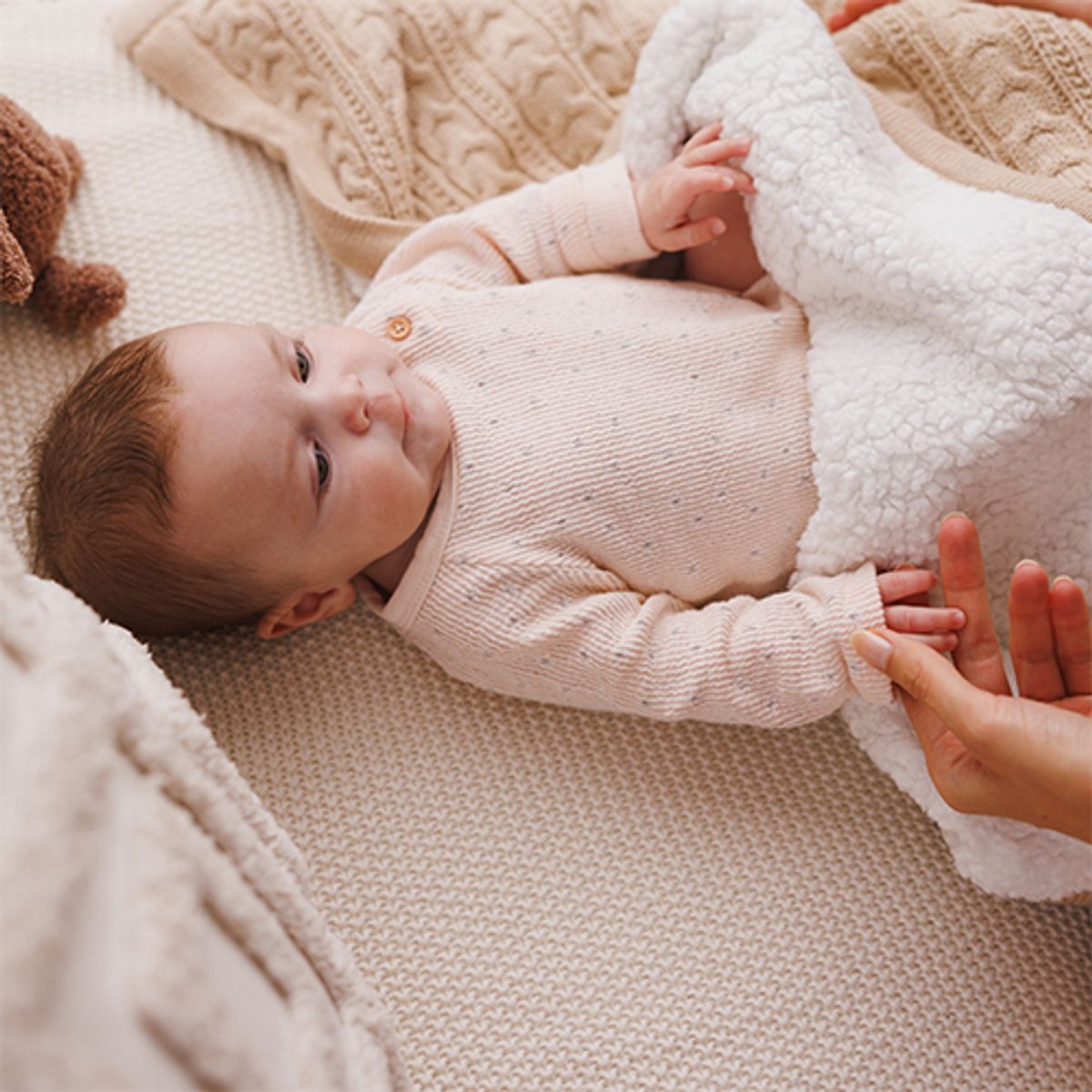 Babyono | Bomullsteppe med fleece | 75x100 cm | Sand Kabelstrikk